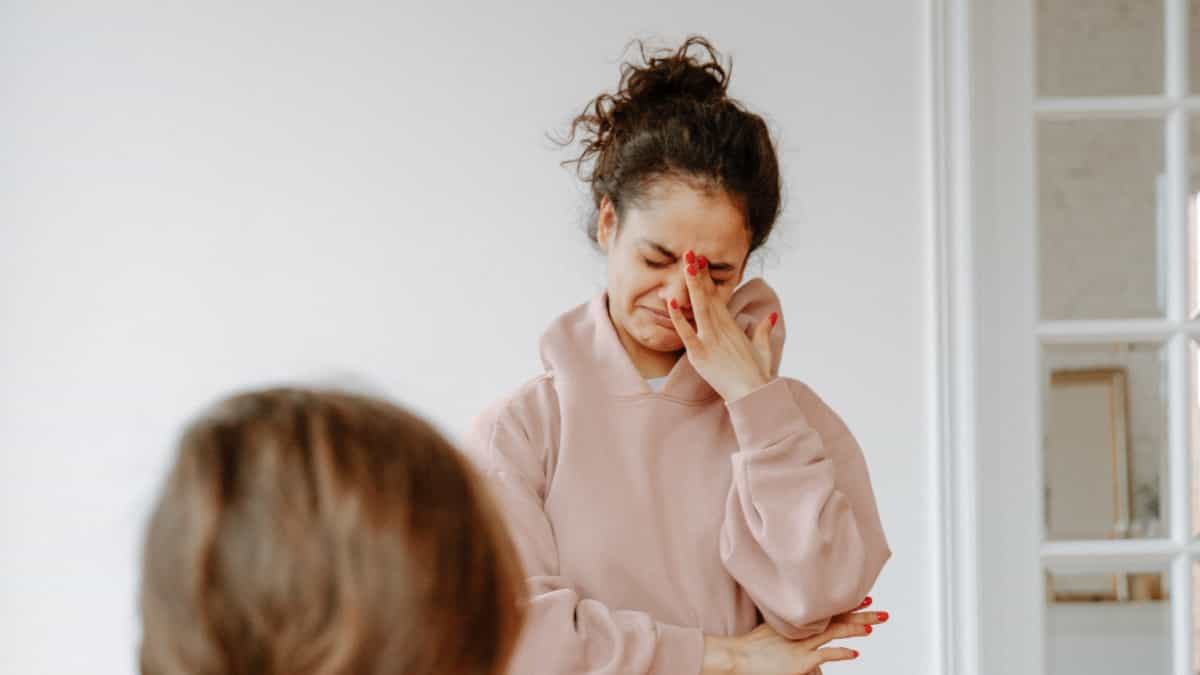 por que no me hace caso aunque llore, mi novio pasa de mi aunque llore, mi novio me ve llorar y no hace nada, me ve llorar y no hace nada, mi novio me ve llorar y se enfada