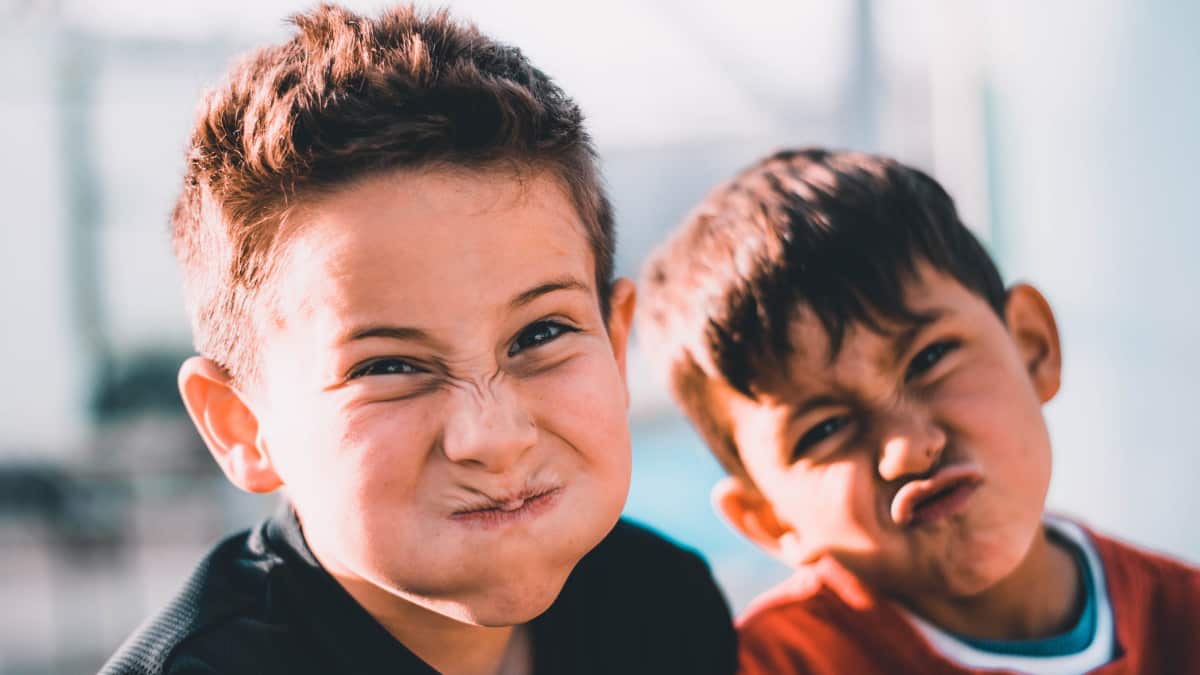 hermanos mayores y hermanos pequeños, hijos como tratarlos, problemas entre hermanos, la edad en los hijos importa, celos entre hermanos, como tratar a los hijos
